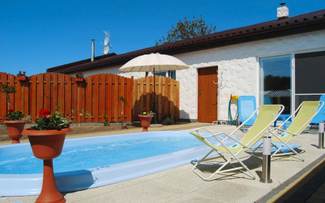 Terraced House With Pool and Sauna, Sieciemin