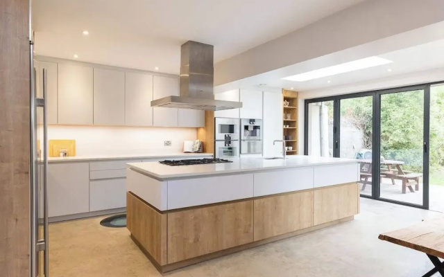 Spacious 4-bed Near City Sea