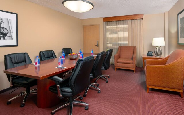 Embassy Suites by Hilton Kansas City International Airport