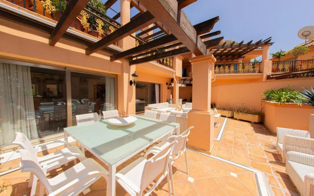 Luxury 3BDRS apt. In Mistral Beach with sea views.