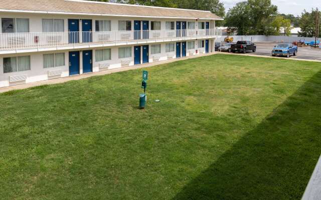 Motel 6 Lufkin, TX