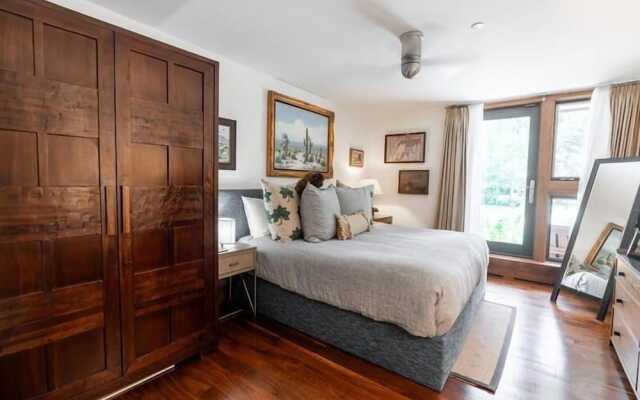 Riverhouse #3 2 Bedroom Condo by RedAwning