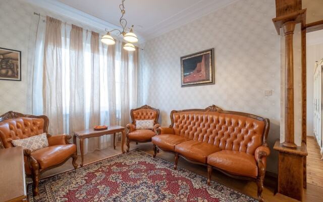 FM Deluxe 2-BDR Apartment - Artilcious