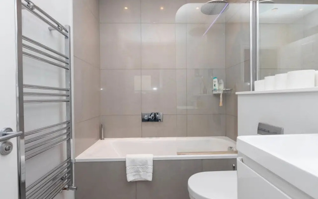Spacious 3 Bedroom in Notting Hill With Balcony