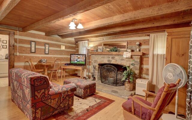 Timeless Treasures 1 Bedroom 1 Bathroom Chalet