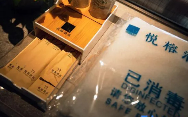 Yuerong Hotel (Liaoyang Liaohua Tesco)