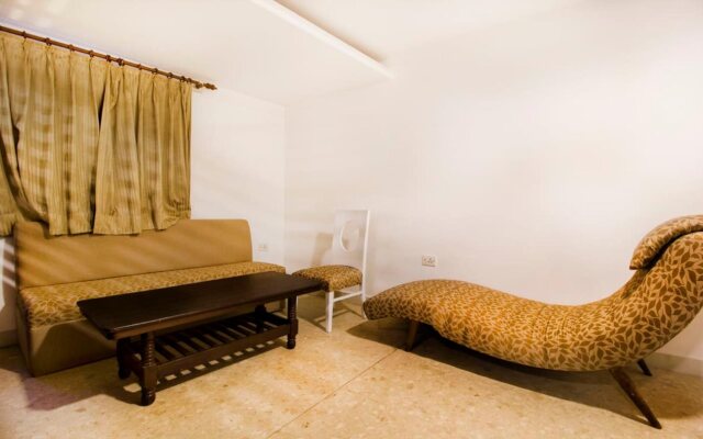 Fabhotel White Klove