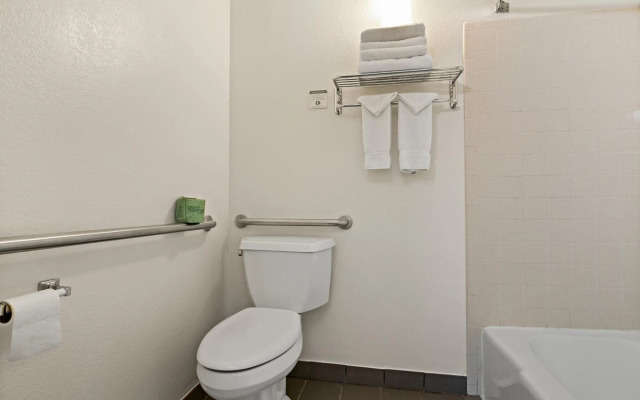 Rodeway Inn McPherson East