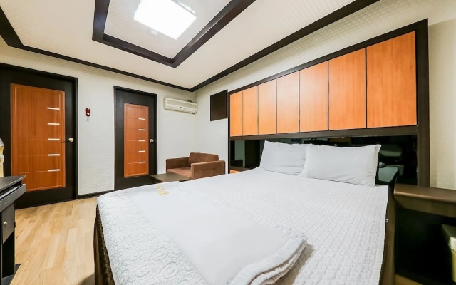 The Wall Hotel