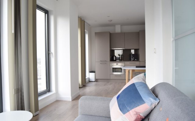 Modern 1 Bedroom Apartment With Views in Stratford