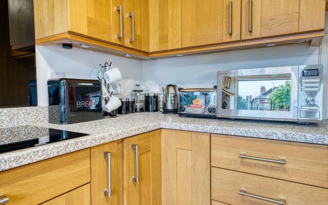 Modern 3 Bedroom 2 Bath Hse with Parking