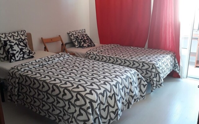 Twin Beds Bedroom Sharing, Wifi and Ac, 300 Meters From Station