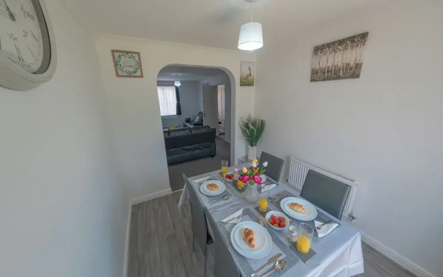 3 Bed-5 Guests-parking-garden
