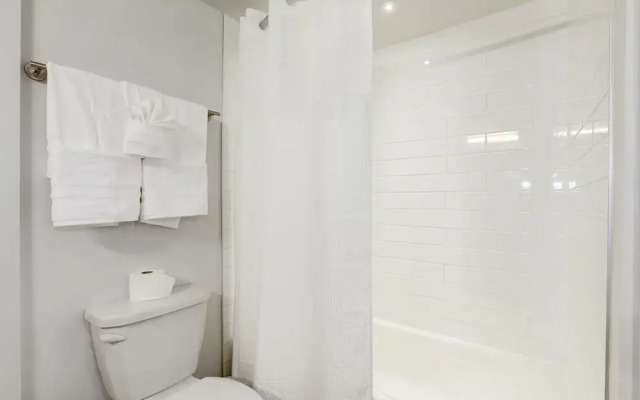 Elegant 2BR Apartment Minutes From DC