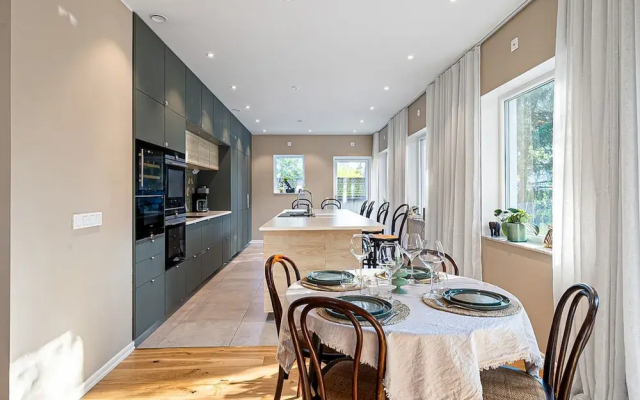 Modern Villa With Jacuzzi