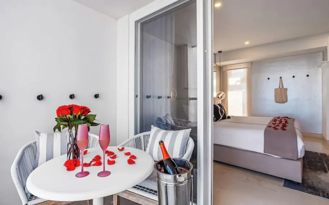 Stunning Beachfront Condo - Sea Views