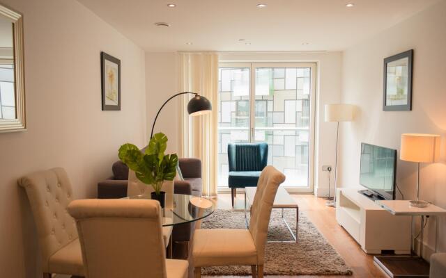 One Bed Apt in Lincoln Plaza, Canary Wharf