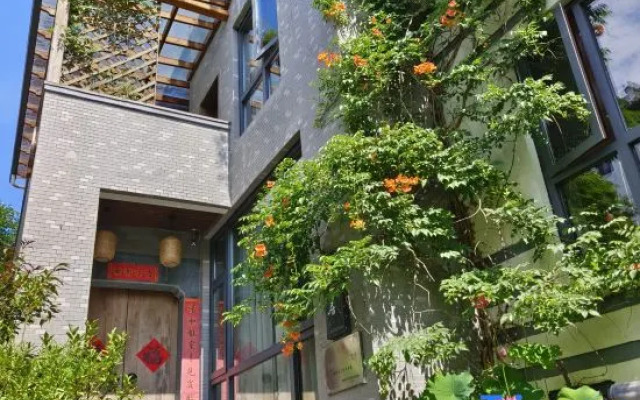 Wuyuan Fangzi Tea Homestay (Wuyuan High-speed Railway Station Xiangao Ancient City Branch)