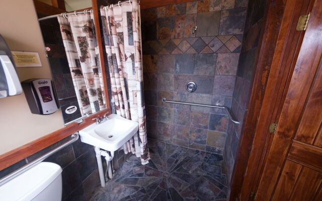 North Yellowstone Lodge and Hostel