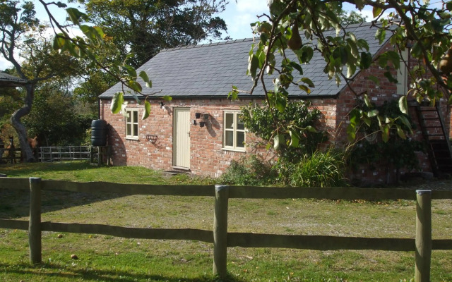 Little Pentre Barn with seasonal Swimming Pool