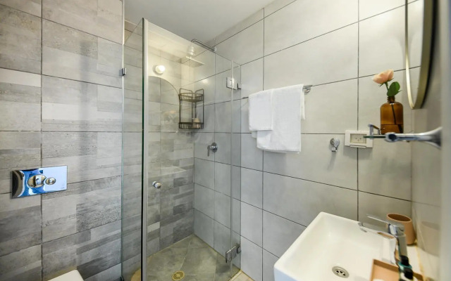 High-rise 3 bedroom Apartment with Balcony