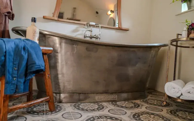 Host Stay Tin Bath