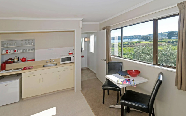 Airport Harbour View Motel
