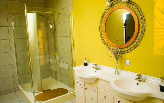 Room in Villa - Comfortable and Welcoming Suite With Terrace Overlooking the Lake