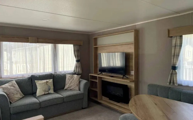 Cosy 3 Bedroom Caravan in South Cerney
