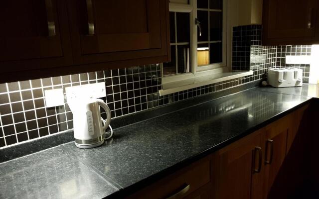 Spacious Swindon 5 bedroom house - sleeps up to 10