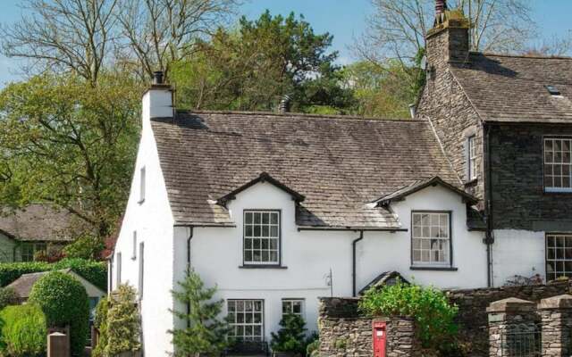 Vintage Holiday Home at Clappersgate District With Fireplace