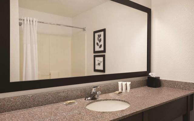 Country Inn & Suites by Radisson, Willmar, MN