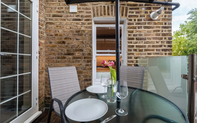 Stylish Fulham Flat With Patio by Underthedoormat