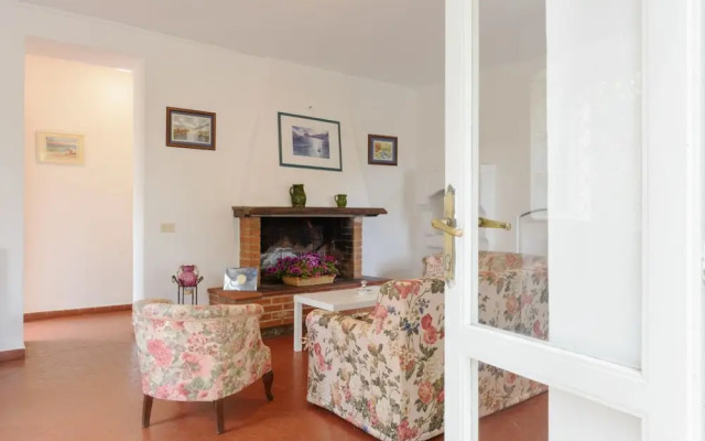 Villetta immersa nel verde con due posti auto