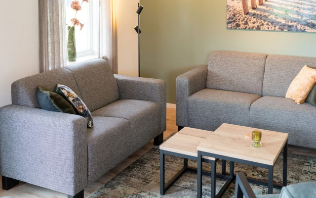 Cozy Retreat With Parking and Charging