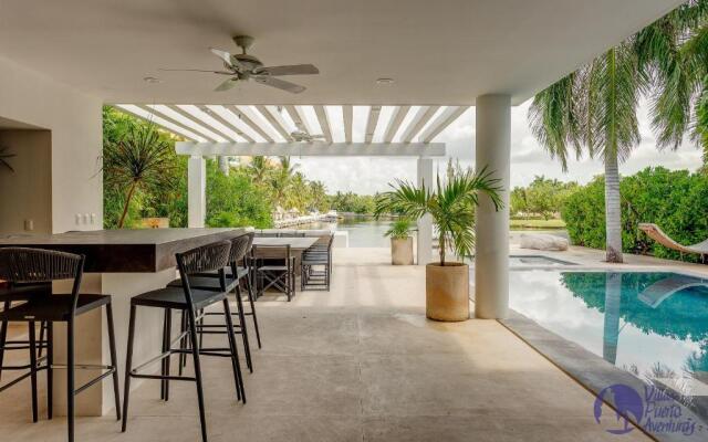 House with private pool, jacuzzi and pier