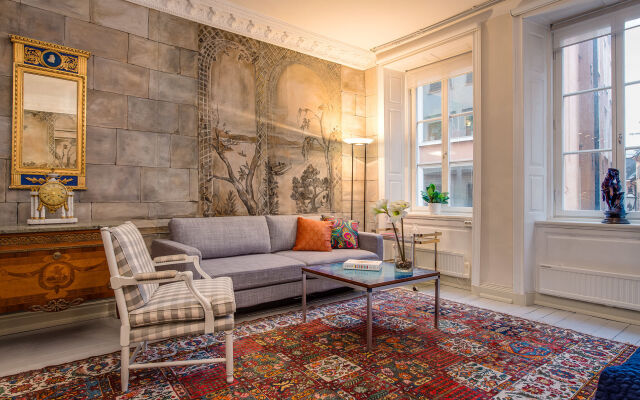 Lady Hamilton Apartments