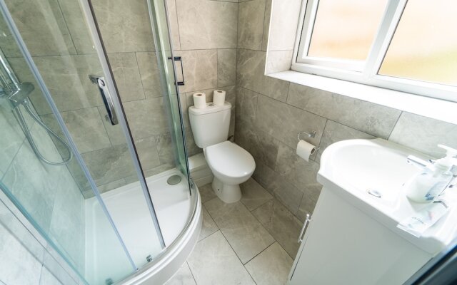 Spacious Studio Near City Centre!