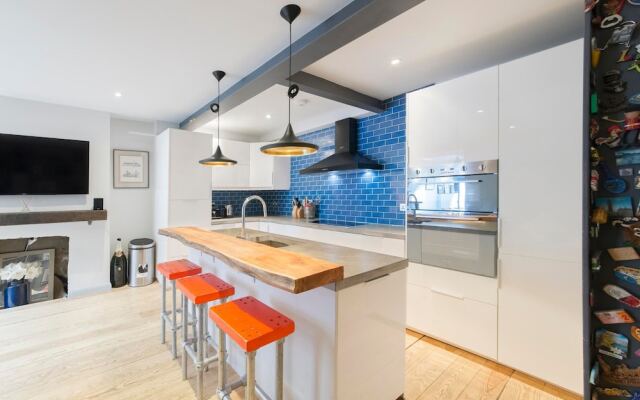 Contemporary 2 Bedroom Notting Hill Apartment