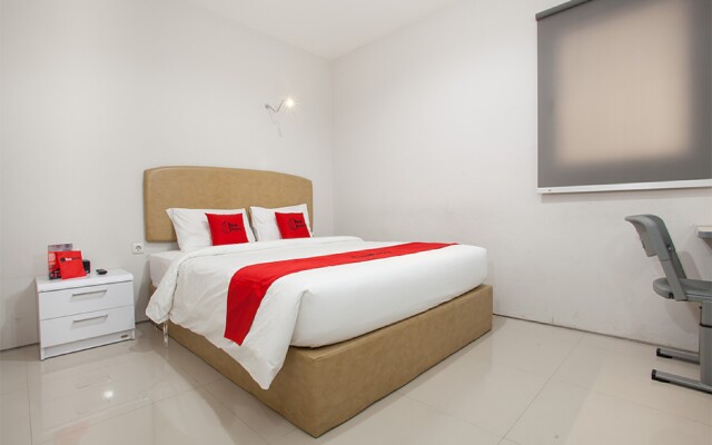 RedDoorz near Pasar Turi Station