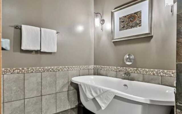 Luxury 3-Br Penthouse | INDOOR Pool & Hot Tub | Pool Table | 2 Decks + Mtn Views