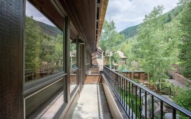Northwoods Luxury Condo Close to Chairlift by RedAwning