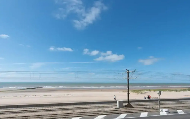 Apartment With Frontal sea View in Raversijde