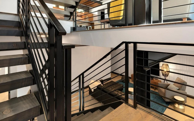 Relaxing in Paradise w Private Roof Top Deck!!