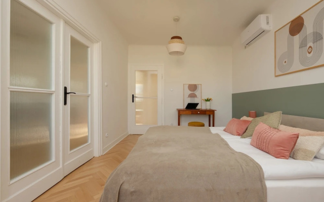 Apartment for 6 in the Heart of Warsaw