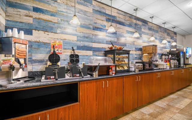 La Quinta Inn & Suites by Wyndham Stonington-Mystic Area