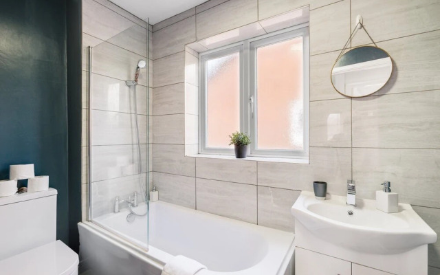 Sharp Close 4 Bedroom 2 Bath - Aylesbury