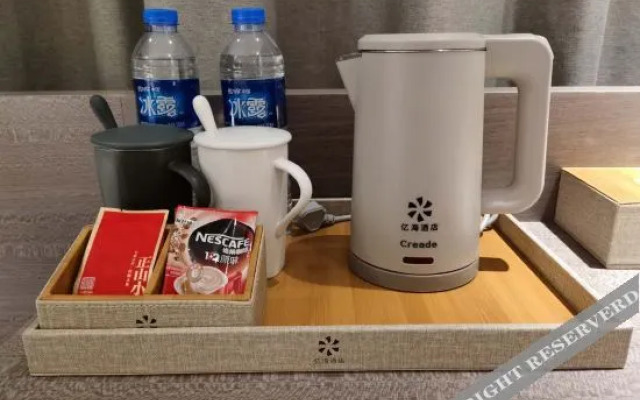 Yihai Hotel (Zhengzhou South China City Longhu Jinyi City Shopping Center Branch)
