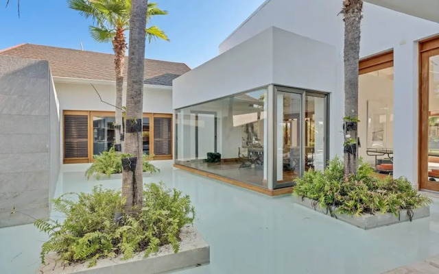 Modern Oasis Stunning Views of Golf Course River