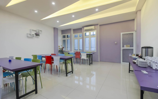 RedDoorz Plus near Stasiun Bekasi